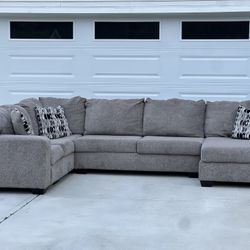 ⚪️ Ashley Furniture Sectional - Delivery Available