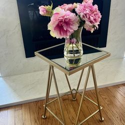 LOVELY MIRRORED SIDE TABLE 