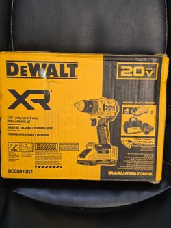 DeWalt 20V MAX XR 1/2 in Brushless Cordless Drill/Driver Kit DCD801QQ2  Brand New Sealed!