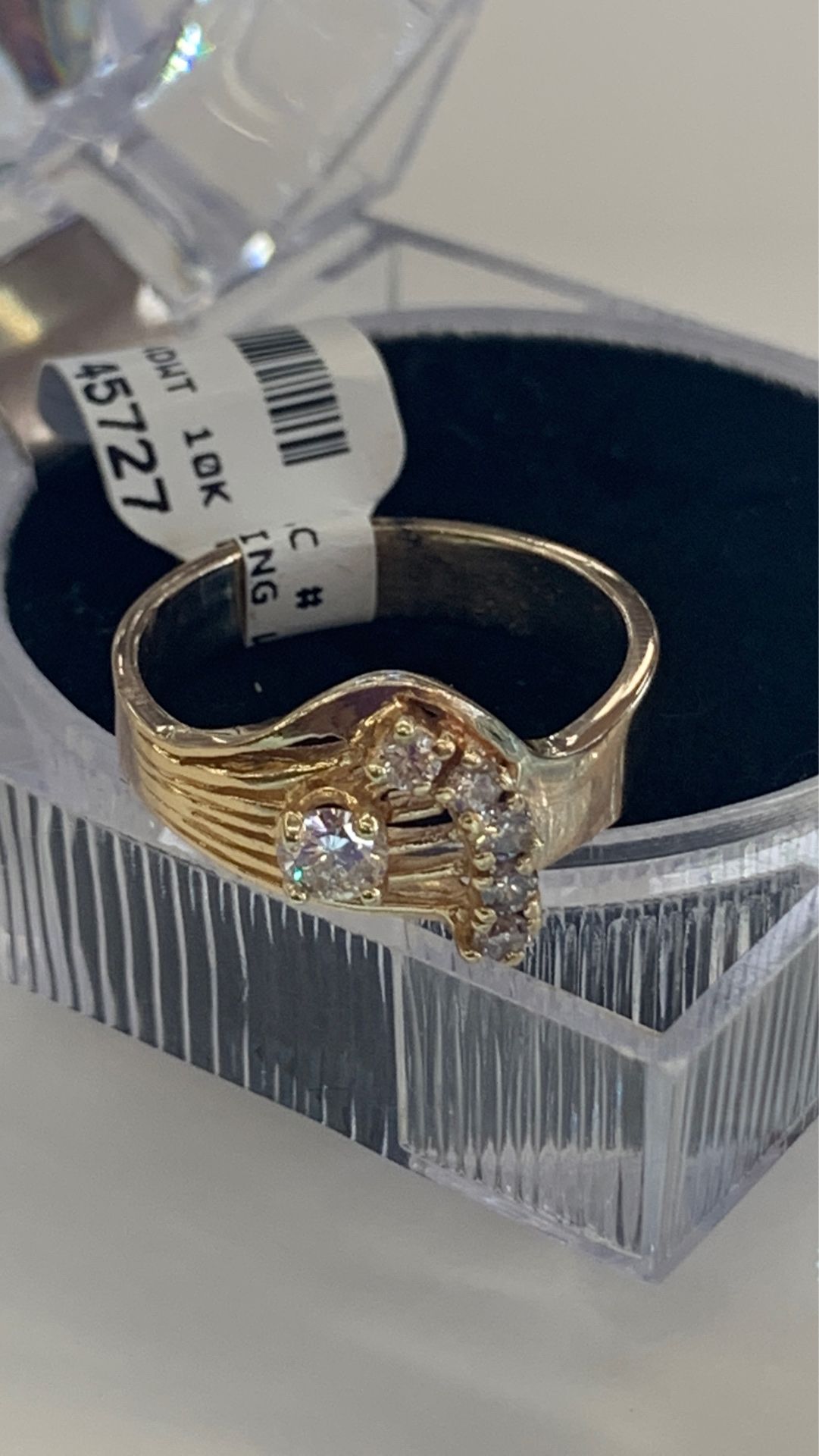 5.3 g. 10 kt Lds ring w/1-20Pt &5-5 pts aprox