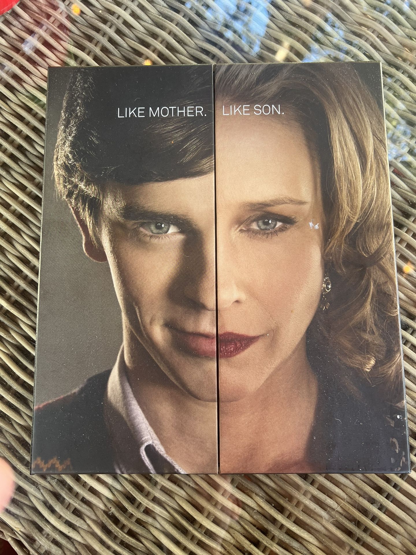RARE -BATES MOTEL Season 1 HARDCOVER PRESS KIT - FREDDIE HIGHMORE