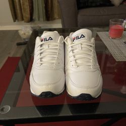 LIKE NEW WOMEN FILAS…SIZE 7 & A HALF