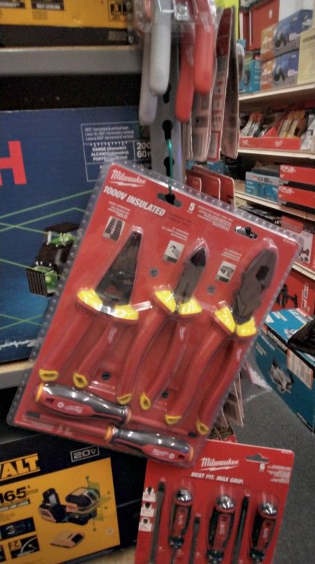 MILWAUKEE 5PC./ P. INSULATED HAND TOOL SET