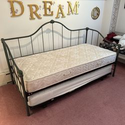 Metal Daybed With Pop-up Trundle