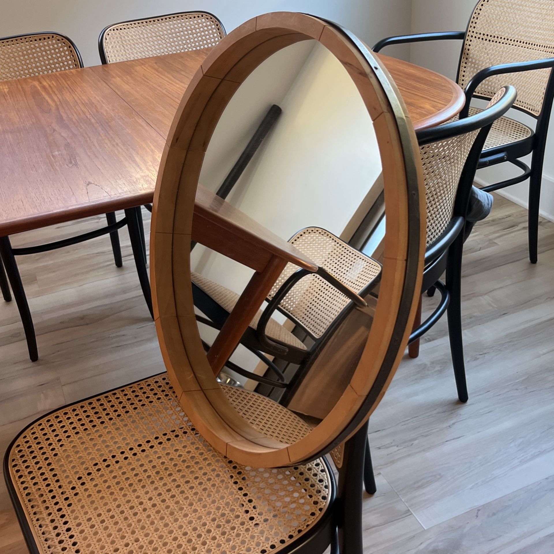 Round mirror