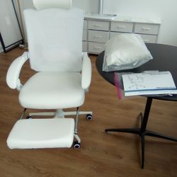 Like New White Ergonomic Chair With Footrest