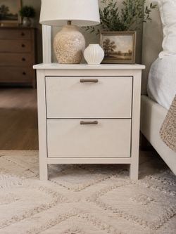 Modern White 2-Drawer Nightstand | Excellent Condition | Bedroom Furniture