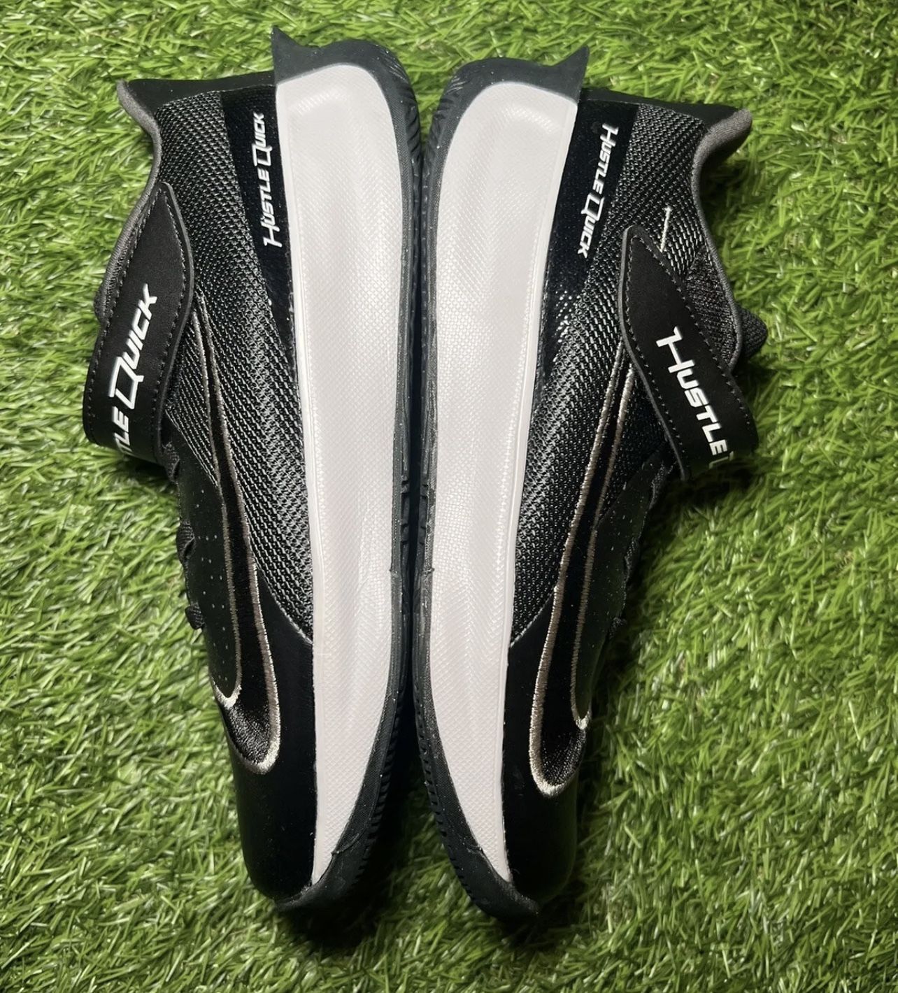 NIKE TEAM HUSTLE QUICK 3 BP WHITE BLACK SIZE 2Y Boys shoes
