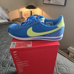 NWB Womens Nike 7y, 8.5w
