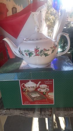 Brand New A Collectible Tradition Teapot w/lid