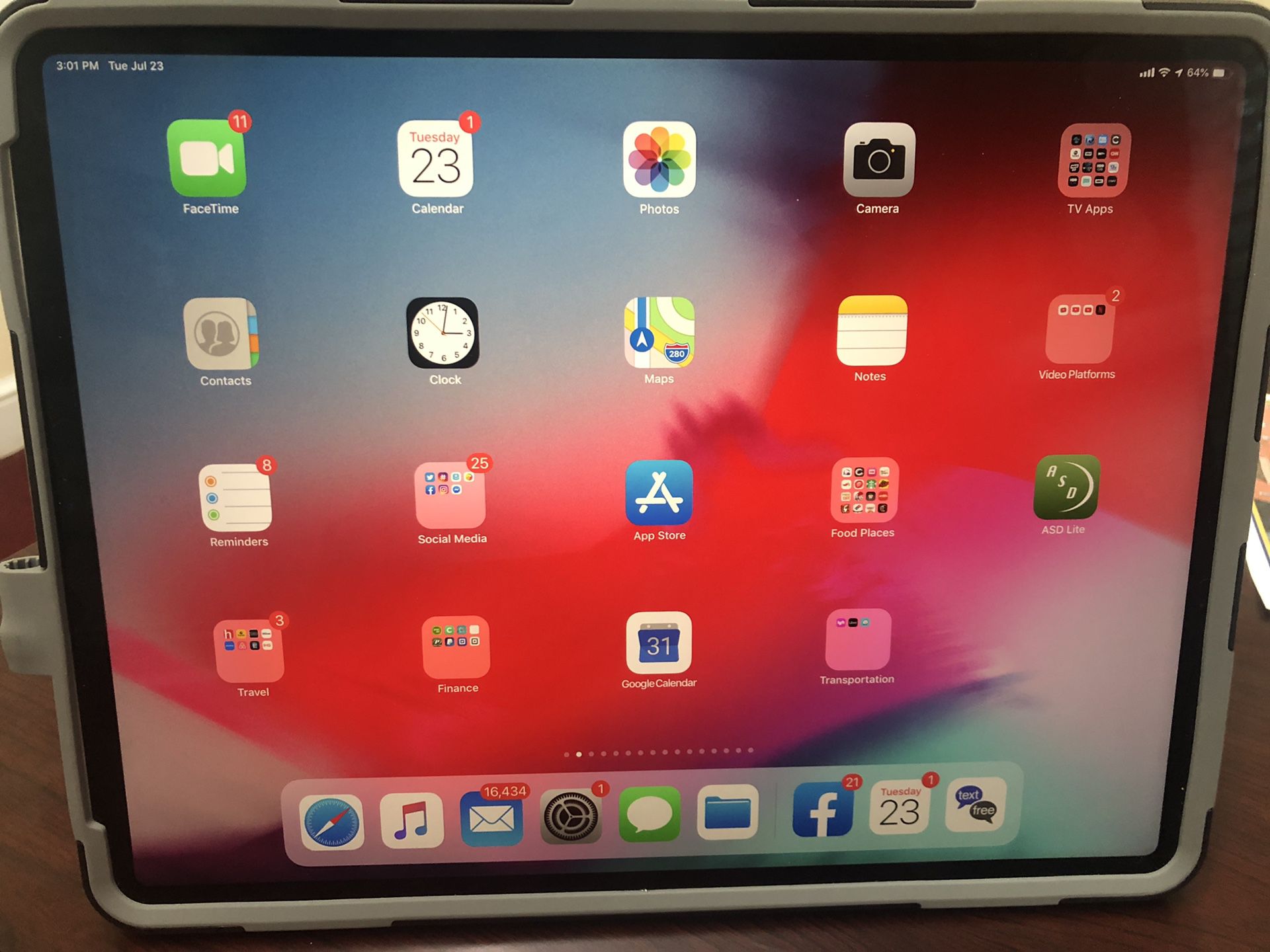 New Ipad Pro 3rd Generation (256 GB) huge 12.9 in screen with Pelican Protection case