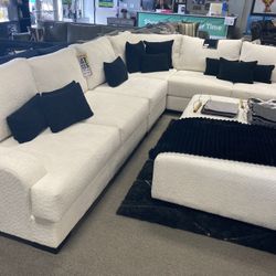 $3899 White 4pcs Sectional 💛