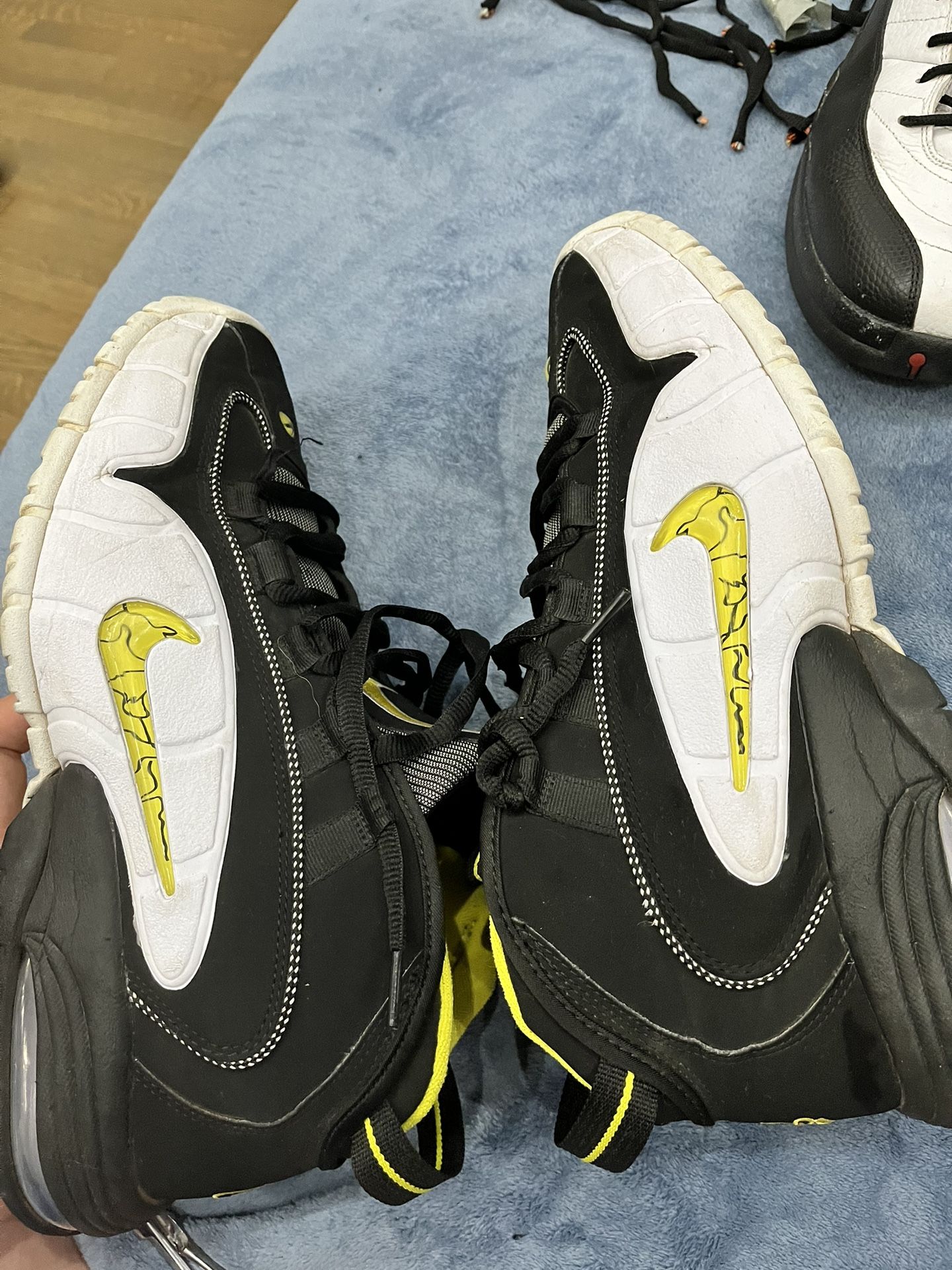 Yellow Pennies, Red Description