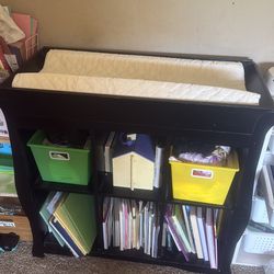 Free changing table/dresser organizer