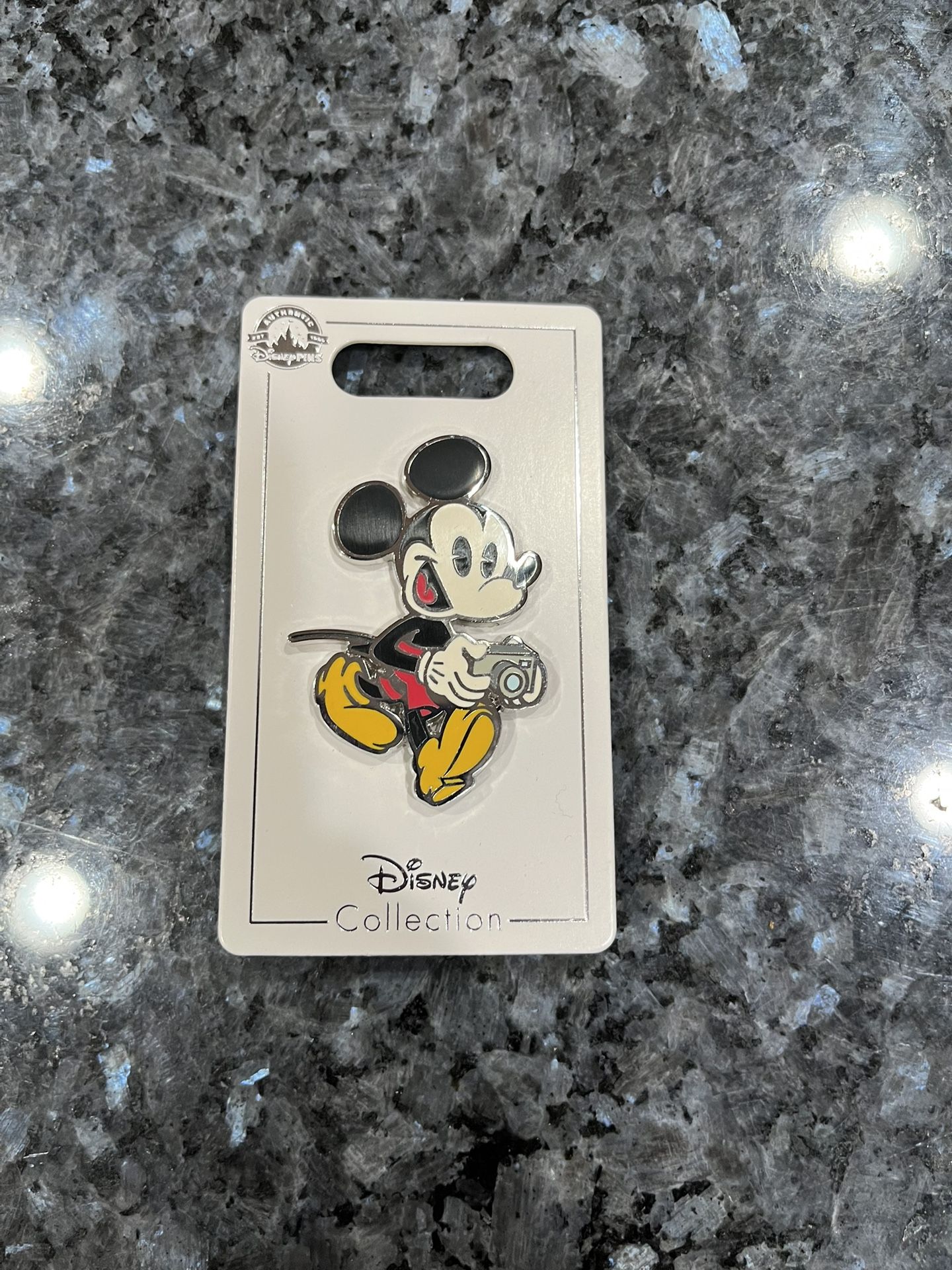 Trading Pin Disney Parks Tourist Mickey Mouse With Camera Trading Pin. Brand new on original card. Smoke free home