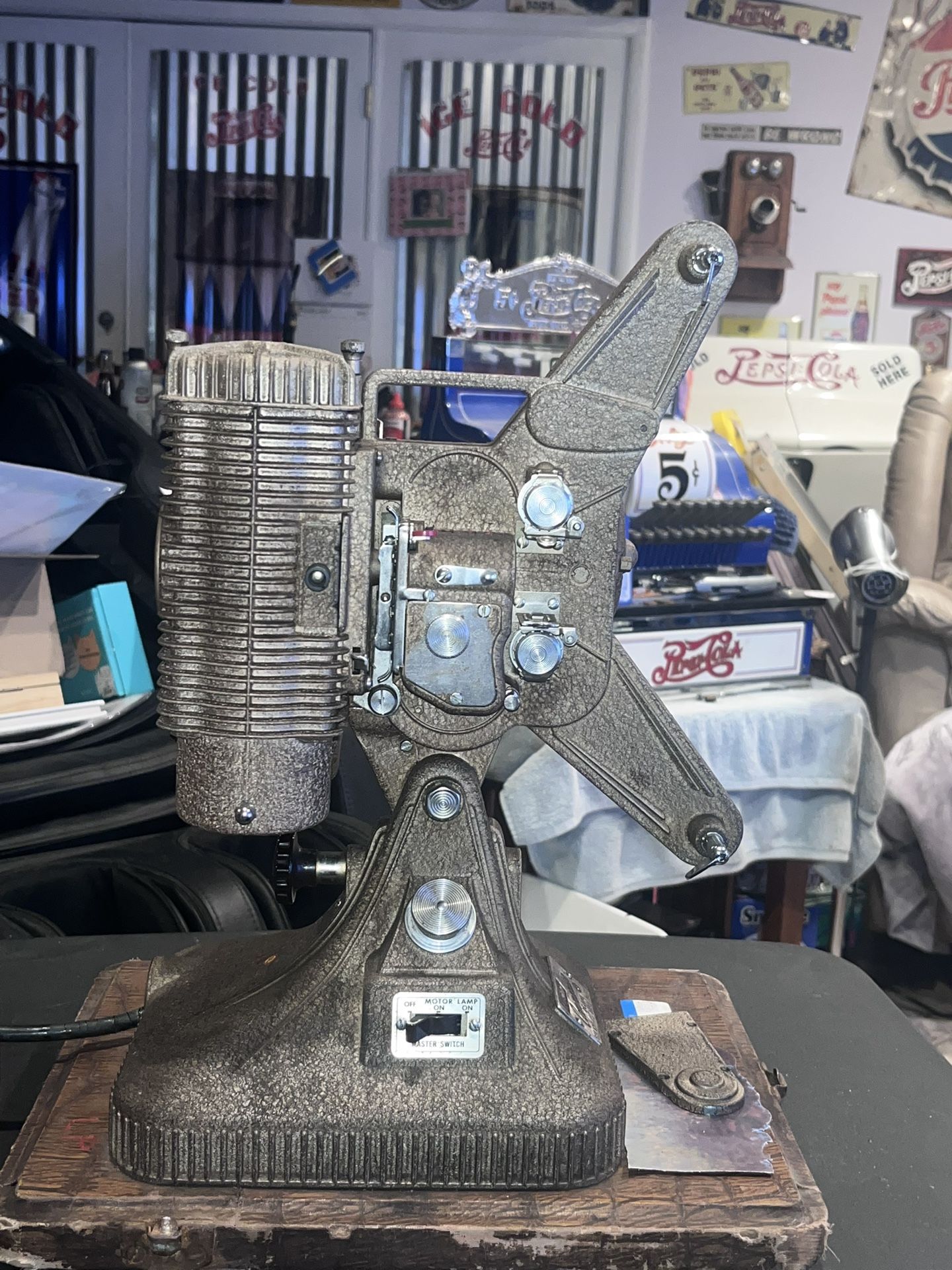 VINTAGE KEYSTONE COMMANDER DELUXE 8mm PROJECTOR