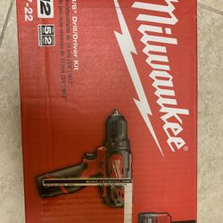 Milwaukee M12 12-Volt Lithium-Ion Cordless 3/8 in. Drill/Driver Kit with Two 1.5 Ah Batteries, Charger and Tool Bag 