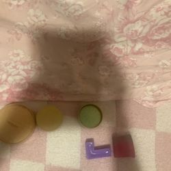 Squishy box and some little greenish dumpling with Taba squishy