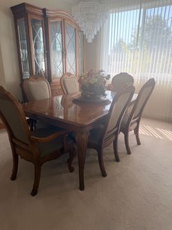 Beautiful Thomasville Diningroom table with 6 chairs and 1 extension