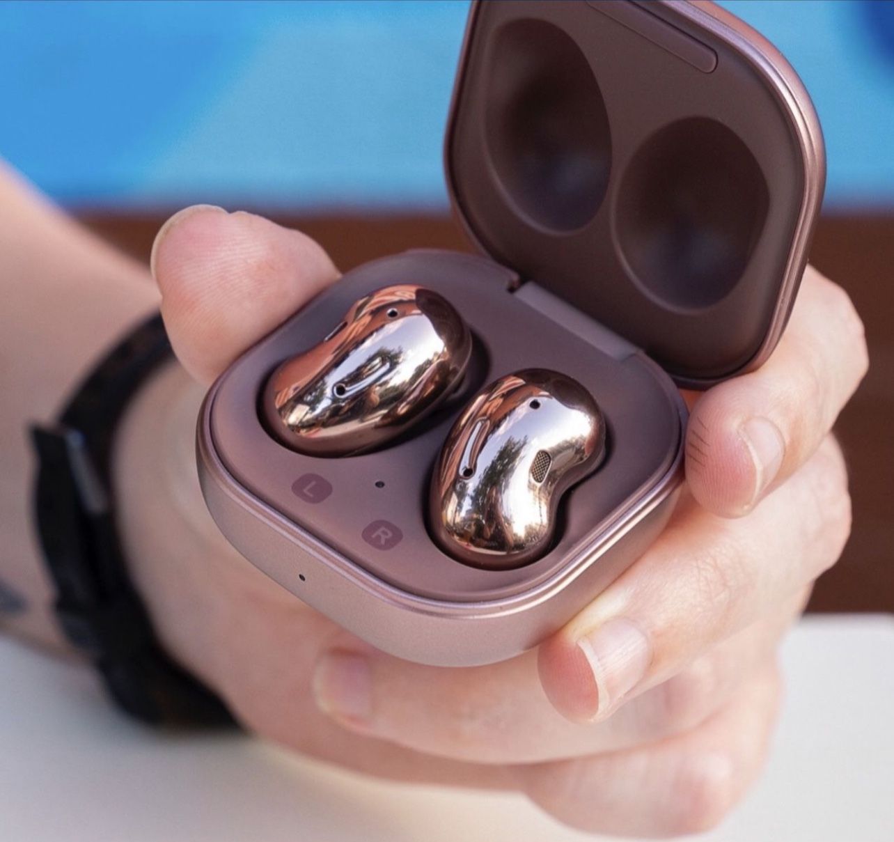  Samsung Galaxy Buds Live, True Wireless Earbuds Wireless Charging Case Included)Mystic Bronze 