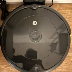 iRobot Roomba 692 Robot Vacuum - Wi-Fi Connectivity, Personalized Cleaning Recommendations, Works with Alexa, Good for Pet Hair, Carpets, Hard Floors,
