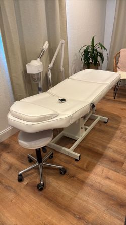 facial or waxing table