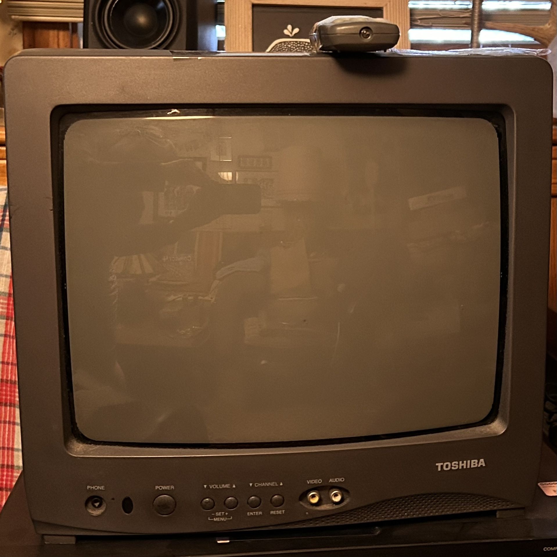 13” CRT TV w Original Remote, Excellent Condition, Toshiba 