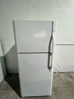 White Top-Freezer Refrigerator 30’ wide
