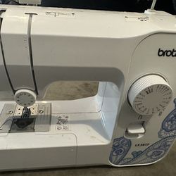 Brother Portable Full-Size Sewing Machine (NEED GONE ASAP FOR 25$!