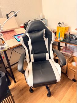 95% Like New Gaming Chair with Footrest & Lumbar Support – White/Black – Installed