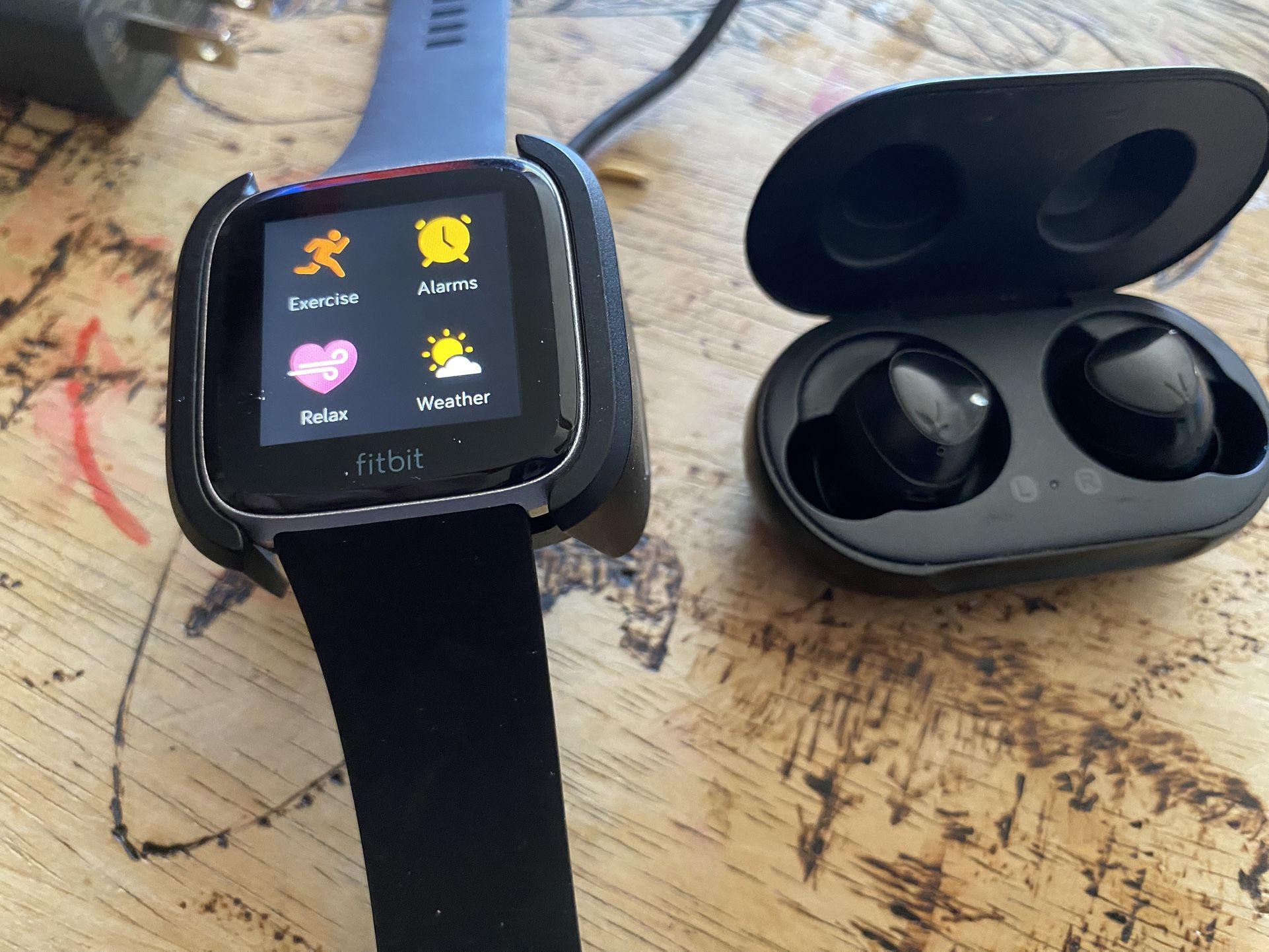 Fitbit Versa Lite Galaxy Ear Buds