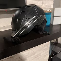 Like new black Smith Snow helmet - Vantage Brim  (ski / snowboarding).  Size Medium.