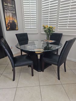 Round Glass Top Dining Table with 4 Chairs