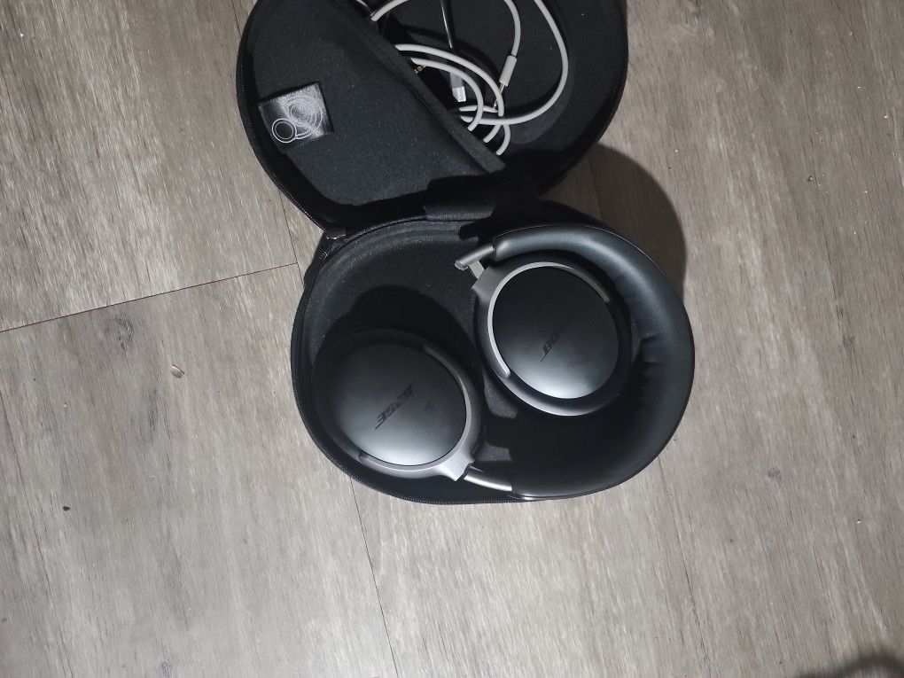 BOSE  Quiet Confort Ultra headphones