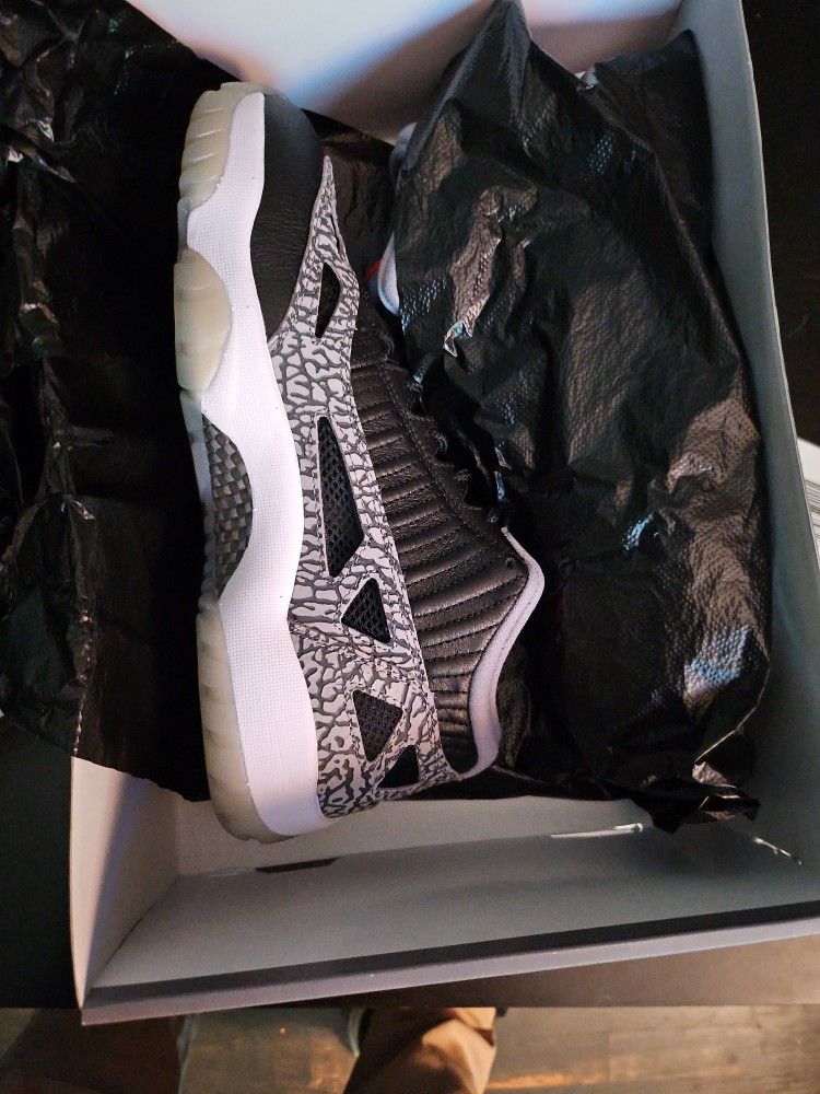 Jordan 11 Retro Low IE
