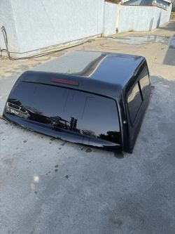 Rebel SNUGtop Dodge Ram 1500 5’5” Black Paint, Carpet Inside, Front Slider 