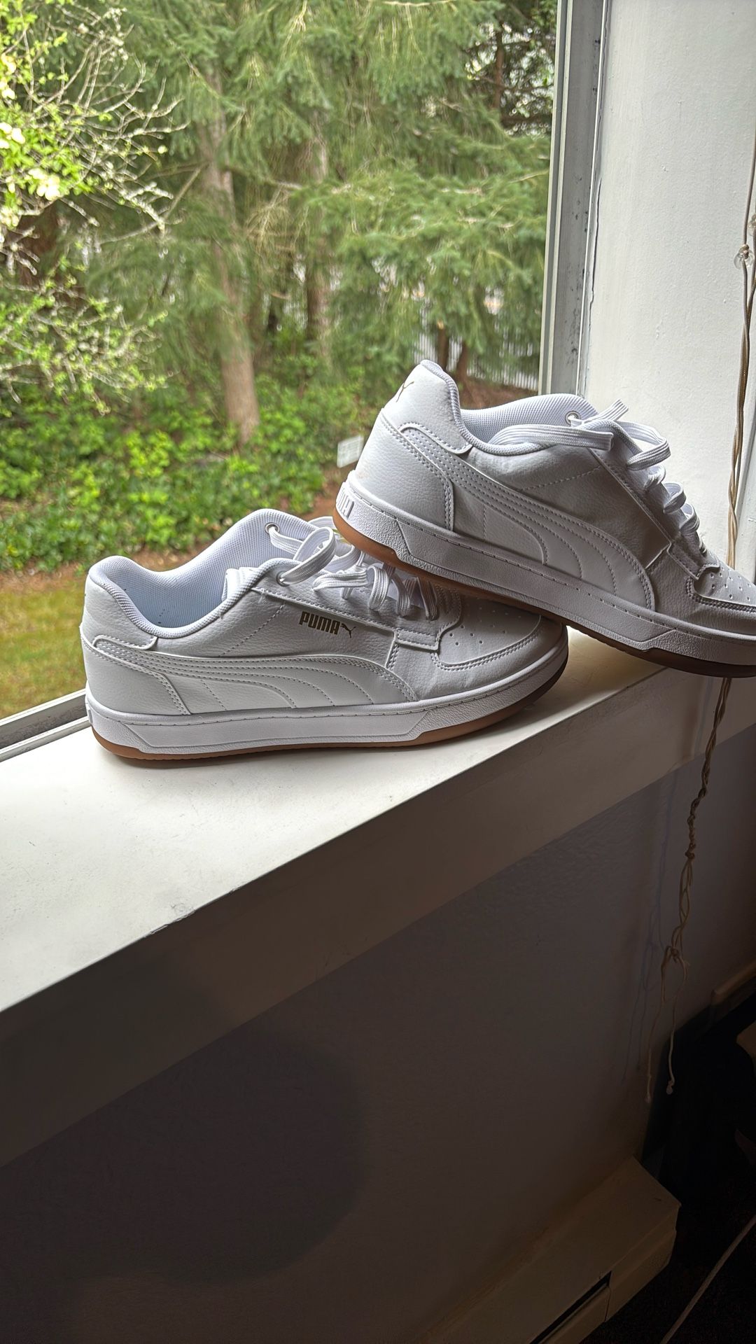 Men’s Puma, White ,size 7.5