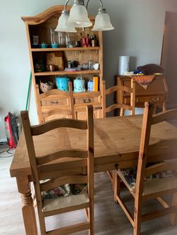 Dining Room Table,Chairs &Hutch