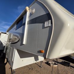 2009 JAYCO EAGLE 5TH WHEEL WITH 3 SLIDEOUTS 