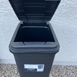 7.6 Gallon Kitchen Wastebasket 