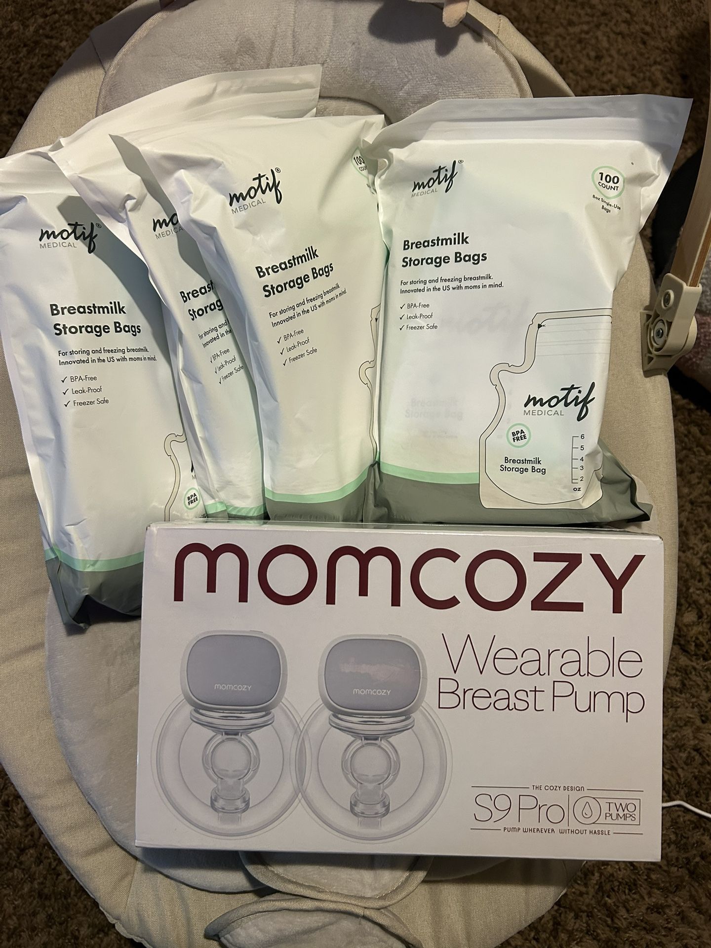 Wearable Momcozy Breast Pump w/ 400ct Motif Breastmilk Storage Bags
