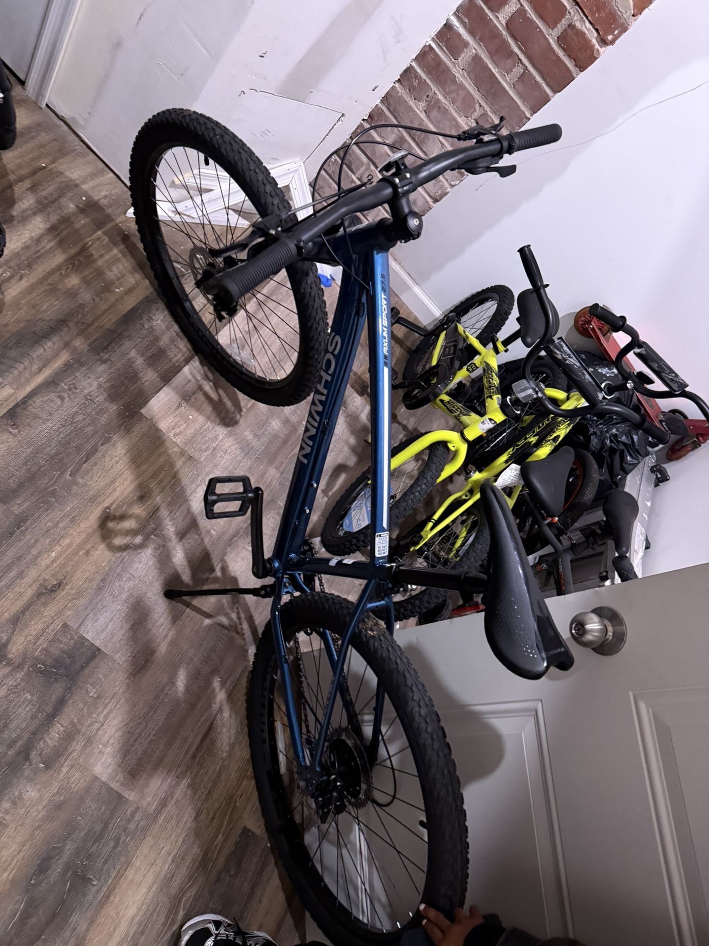 Schwinn AXUM 27.5 Inch 