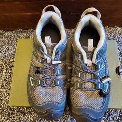 Kids Keen  Shoes (Like New) (Youth 3)