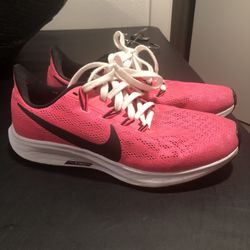 LIGHTLY worn hot pink Nikes Size 7 1/2
