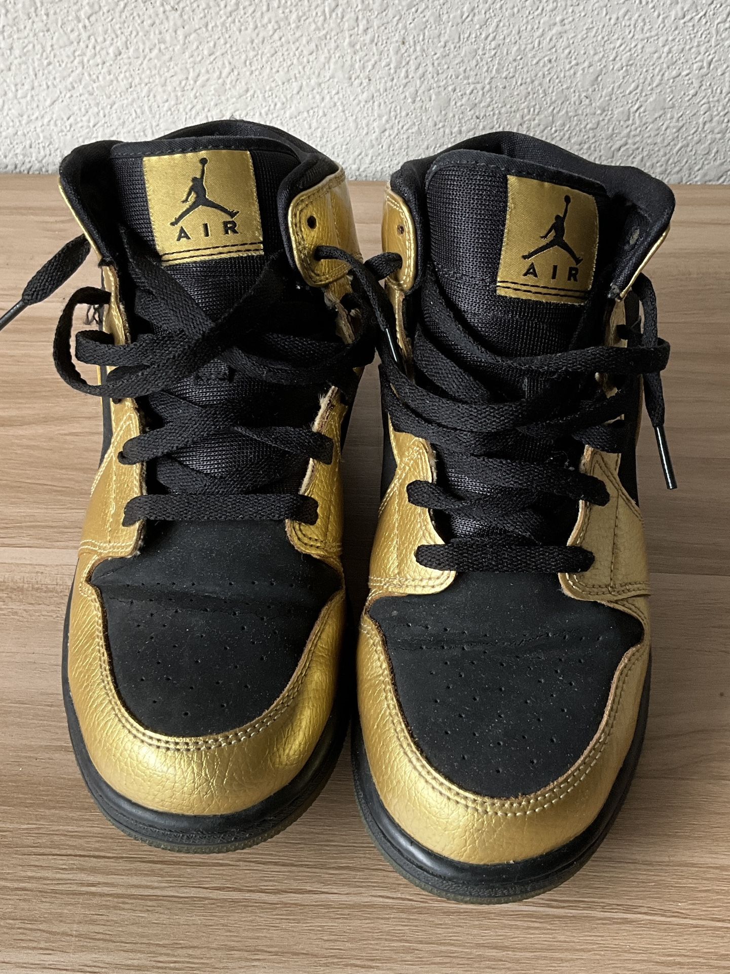NIKE AIR JORDAN 1 Mid Metallic Gold Black 555112-905 Size 7Y
