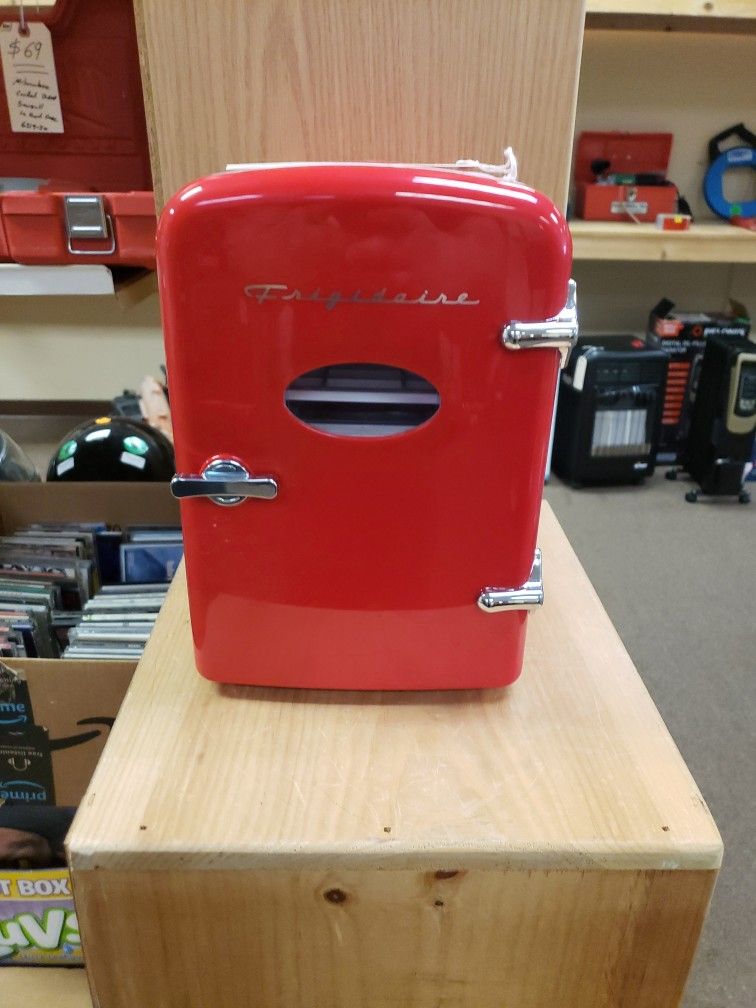 Frigidaire 9 Can Retro Mini Fridge