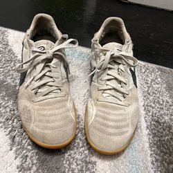 Futsal indoor Soccer shoes (Size 5) street gatos