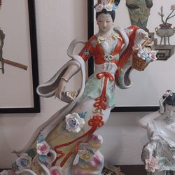 22" Large Nipón Geisha with Flowers.