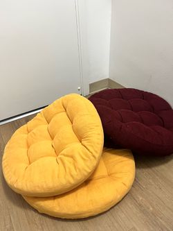 4 Floor Pillows