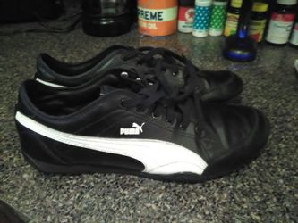 Leather pumas very good condition size 10/1/2